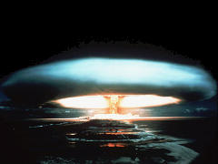 Expolosion einer Atombombe, Test 1971 über Mururoa - Foto: gemeinfrei