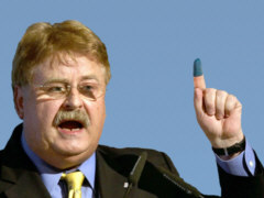 Elmar Brok mit blauem Finger - Collage: Samy