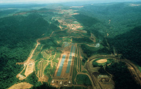 Der durch die Eisenerz-Mine des Bergbau-Konzerns Vale zerstrte Amazonas-Urwald