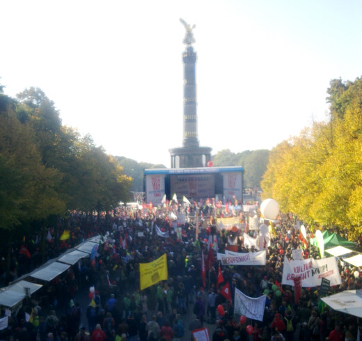 Anti-TTIP-Demo, Berlin, 10.10.2015, Schluß-Kundgebung an der Siegessäule - Foto: Lucia Kronauer-Dietsche - Creative-Commons-Lizenz 'Namensnennung 3.0 nicht portiert'