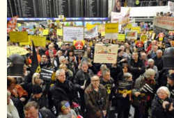 Montags-Demo im Frankfurter Flughafen, 16.01.12, Foto: Walter Keber