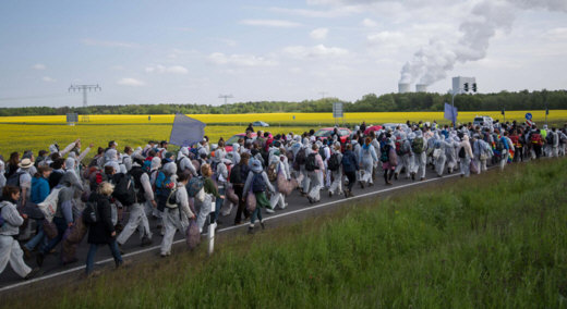 Klima-AktivistInnen auf dem Weg zum Braunkohle-Tagebau Welzow-Sd - Foto: Ende Gelnde - Creative-Commons-Lizenz Nicht-Kommerziell 3.0