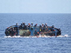 Ein Flüchtlingsboot im Mittelmeer kentert - Foto: Italian Navy - Creative-Commons-Lizenz Nicht-Kommerziell 3.0
