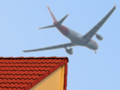 Flugzeug im Landeanflug über Flörsheim