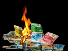Geld brennt - Collage: Samy - Creative-Commons-Lizenz Namensnennung Nicht-Kommerziell 3.0