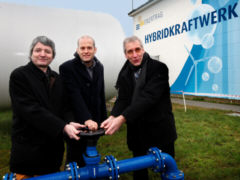 Drehen den Hahn auf: Enertrag-Chef Jörg Müller, Sönke Tangermann von Greenpeace Energy und Ralf Borschinsky von Ontras Gastransport (v. l.) schließen das Prenzlauer Hybridkraftwerk an das Erdgas-Netz an.