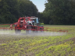 Pestizid-Einsatz in der industriellen Landwirtschaft - Collage: Samy - Creative-Commons-Lizenz Namensnennung Nicht-Kommerziell 3.0