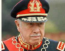 Pinochet in Prachtuniform