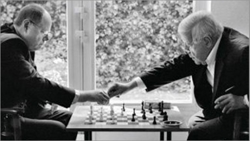 Steinbrück und Schmidt simulieren Schachspiel