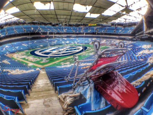Detroit-Silverdome jetzt VW-Friedhof - Collage: Samy - Creative-Commons-Lizenz Namensnennung Nicht-Kommerziell 3.0