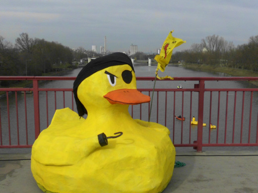 Anti-AKW-Demo in Heilbronn, 4.03.2017, Piraten-Ente - Foto: Klaus Schramm - Creative-Commons-Lizenz Namensnennung Nicht-Kommerziell 3.0