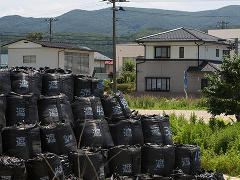 Schwarze Müllsäcke mit radioaktiv kontaminierter Erde - Foto: Greenpeace - Creative-Commons-Lizenz Namensnennung Nicht-Kommerziell 3.0
