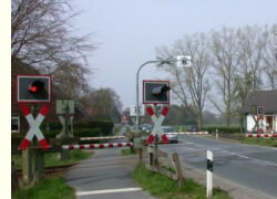 Beschrankter Bahnbergang mit Andreaskreuz