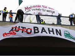 Bahn statt Autobahn, Transparent bei Abseilaktion über der A39 bei Lüneburg, 3. April 2022 - Foto: Moritz Heck - Creative-Commons-Lizenz Namensnennung Nicht-Kommerziell 3.0