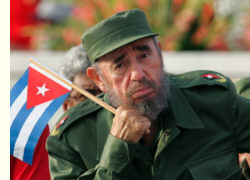 Fidel Castro zeigt Flagge