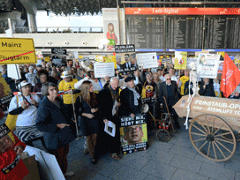 Demo im Frankfurter Flughafen, 21.10.18 - Foto: Walter Keber - Creative-Commons-Lizenz Namensnennung Nicht-Kommerziell 3.0