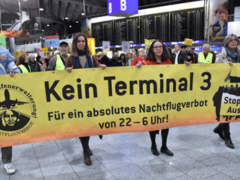 166. Montags-Demo im Frankfurter Flughafen - Foto: Walter Keber