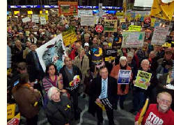 Montags-Demo im Frankfurter Flughafen, 19.12.11, Foto: Dietmar Treber