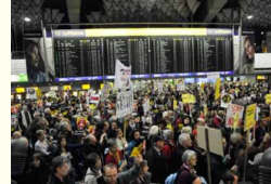 Montags-Demo im Frankfurter Flughafen, 23.01.12, Foto: Walter Keber