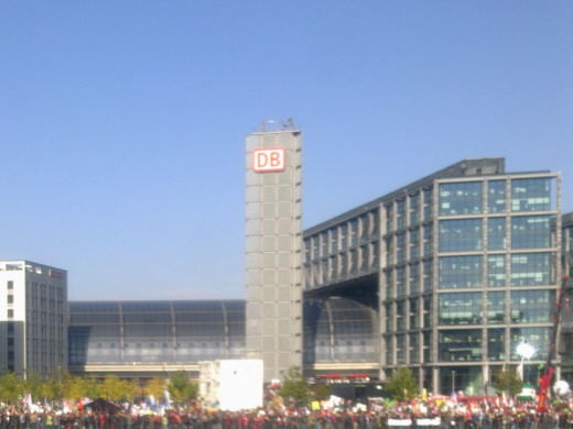 Anti-TTIP-Demo, Berlin, 10.10.2015, Demo-Start am Hauptbahnhof - Foto: Lucia Kronauer-Dietsche - Creative-Commons-Lizenz 'Namensnennung 3.0 nicht portiert'