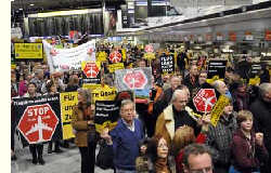 Demo im Frankfurter Flughafen, 13.02.12, Foto: Walter Keber