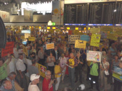 Montagsdemo gegen Fluglärm im Frankfurter Flughafen, 13.08.2012  - Foto: Klaus Schramm