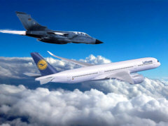 Lufthansa-Jet und Abfangjäger - Grafik: Samy - Creative-Commons-Lizenz Namensnennung Nicht-Kommerziell 3.0