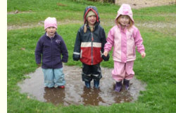 Kinder und Gummistiefel