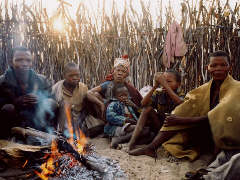 Eine Familie der !Kung, Botswana © Lottie Davies/Survival