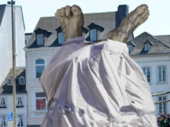 Marx-Statue in Trier, steht auf dem Kopf - Grafik: Samy - Creative-Commons-Lizenz Namensnennung Nicht-Kommerziell 3.0