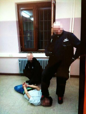 Foto von Mißhandlung in deutscher Flüchtlings-Unterkunft - Quelle: Polizei