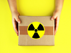 Paket, radioaktiv - Grafik: Samy - Creative-Commons-Lizenz Namensnennung Nicht-Kommerziell 3.0