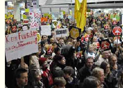 Montags-Demo im Frankfurter Flughafen, 5.12.11, Foto: Walter Keber