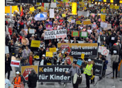 Montags-Demo im Frankfurter Flughafen, 12.12.11, Foto: Walter Keber