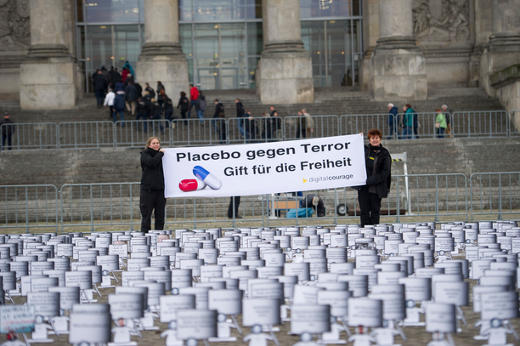 Protest-Aktion ggen BND-GESETZ vor dem Bundestag, 21.10.16 - Foto: Stefanie Loos - Creative-Commons-Lizenz Nicht-Kommerziell 3.0