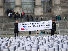 Protest-Aktion ggen BND-GESETZ vor dem Bundestag, 21.10.16 - Foto: Stefanie Loos - Creative-Commons-Lizenz Nicht-Kommerziell 3.0