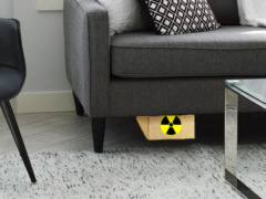Radioaktives Material unzerm Sofa - Grafik: Samy - Creative-Commons-Lizenz Namensnennung Nicht-Kommerziell 3.0