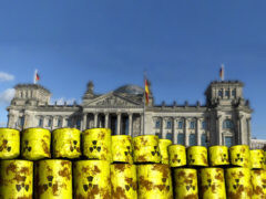 Reichstag mit Atommüll-Fässern - Grafik: Samy - Creative-Commons-Lizenz Namensnennung Nicht-Kommerziell 3.0
