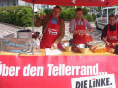 Michael Richter, Freital, an einem Stand der Linkspatei - Foto: Linkspartei Freital