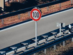 Überklebtes Tempolimit-Schild - Foto: Samy - Creative-Commons-Lizenz Namensnennung Nicht-Kommerziell 3.0