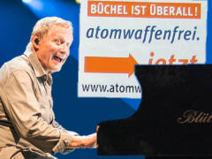Konstantin Wecker, Konzert gegen Atomwaffen - Grafik: Samy - Creative-Commons-Lizenz Namensnennung Nicht-Kommerziell 3.0